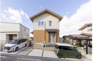 【注文住宅】光が降り注ぐ開放的な吹き抜けのある住まい