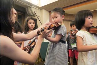 子供たちのヴァイオリン体験
